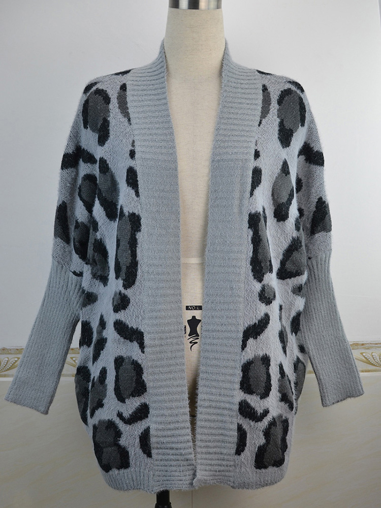 come4buy.com-Fuzzy Leopard Batwing Sleeve Iwwergréisst Sweater