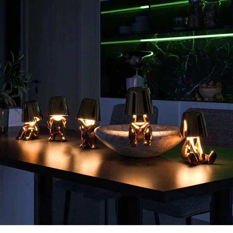 come4buy.com-Lámpara de mesa estatua dorada con diferentes movimientos